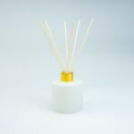 set-parfumfles-cylinder-wit-met-gouden-schroefdop-geurstokjes-200-ml