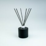 set-parfumfles-cylinder-zwart-met-zilveren-schroefdop-geurstokjes-200ml